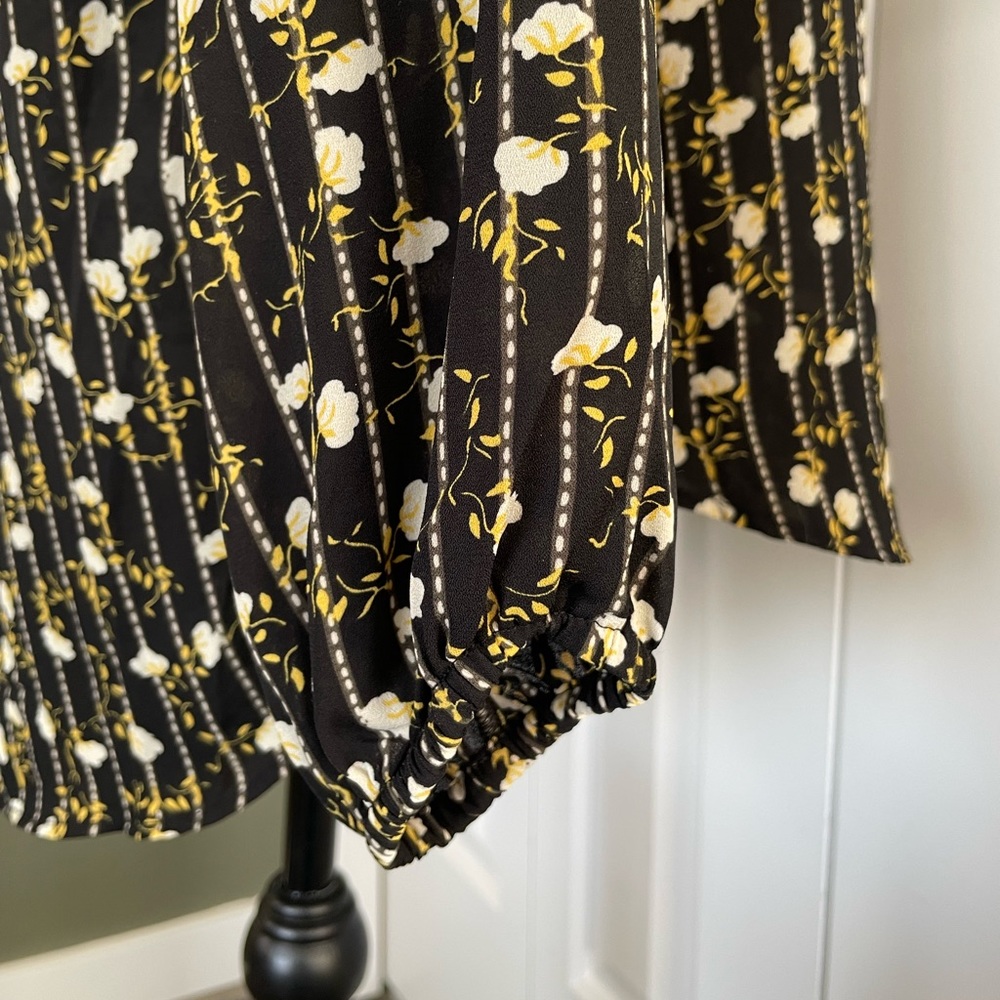 Floral blouse 🌼 - Picture 8 of 9